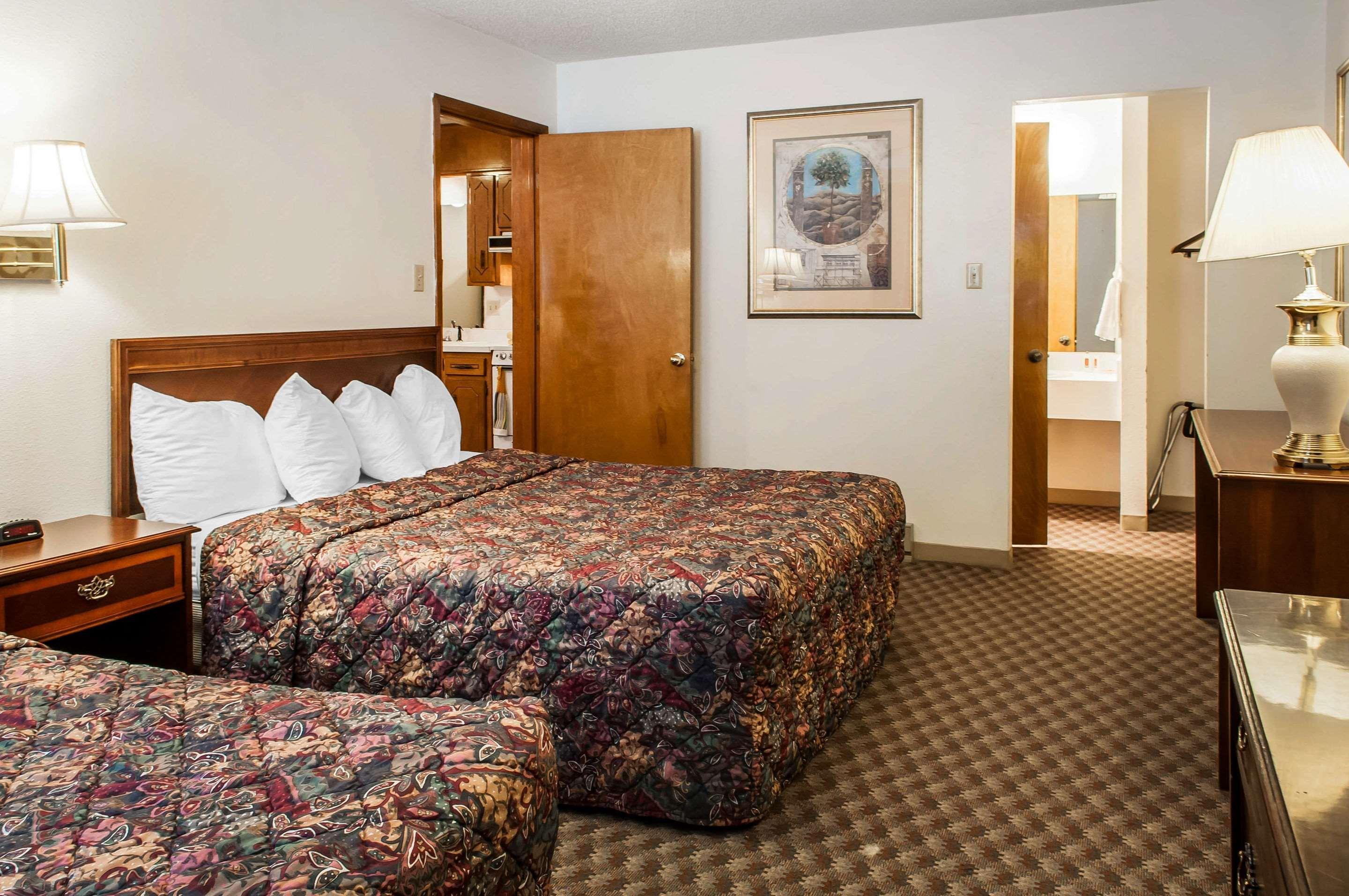 Econo Lodge Eagle Nest Exterior photo