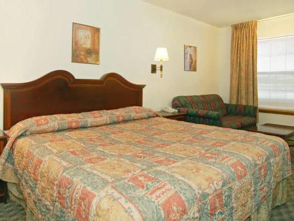 Econo Lodge Eagle Nest Exterior photo